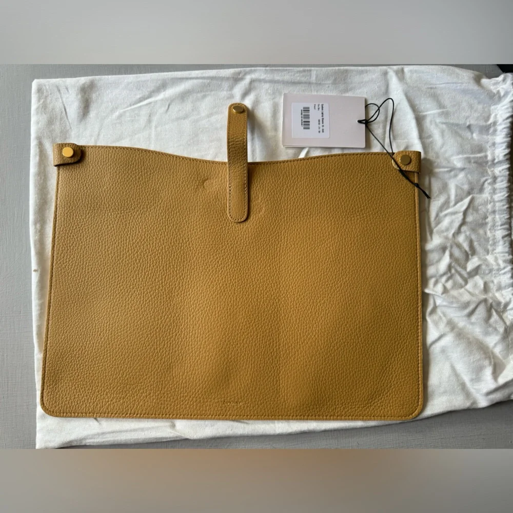 NWT Cuyana System Laptop Sleeve 16-inch in Biscuit Pebbled Leather